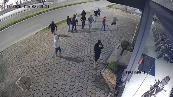 Segundo a Polícia Militar, grupo quebrou o vidro da loja em Itajaí e invadiu o estabelecimento na madrugada desta terça-feira (13).