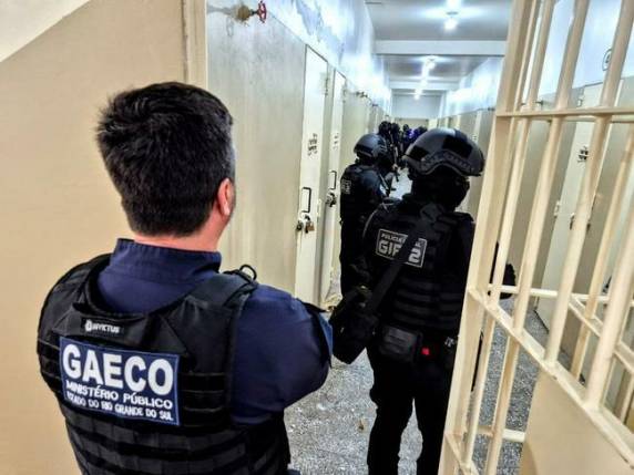 Denúncia envolve esquema criminoso em presídios do RS, com participação de servidores públicos, tráfico de drogas, lavagem de dinheiro e facilitação de ilícitos dentro das cadeias.