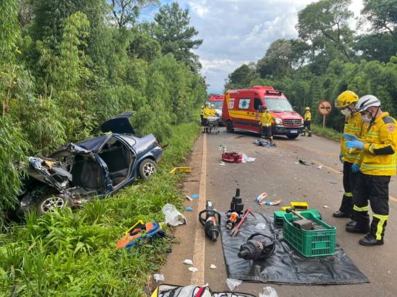 Colisão entre carro e caminhão deixou múltiplas vítimas; gestante, duas crianças e o condutor foram socorridos