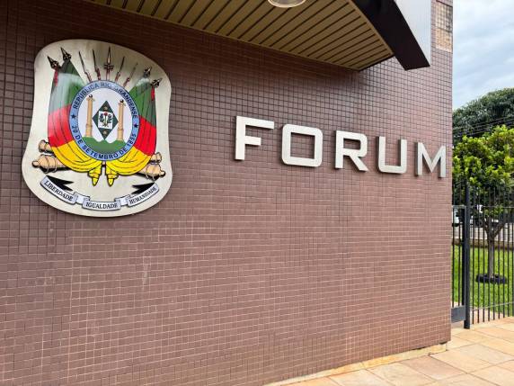 Homem de 33 anos recebeu pena em regime fechado por crimes cometidos entre 2017 e 2025; sentença também determina perda do poder familiar e indenização às vítimas.