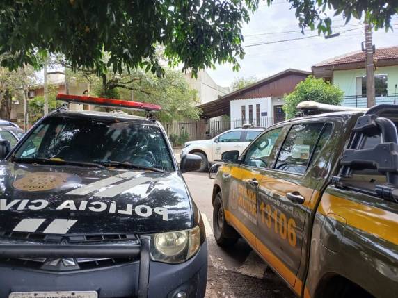 Crime ocorreu na manhã deste domingo (18); suspeito fugiu após efetuar os disparos e ainda não foi localizado