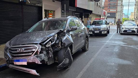 Colisão lateral faz motorista perder o controle do veículo e atingir loja no centro de Passo Fundo - foto 4