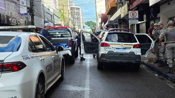 Colisão lateral faz motorista perder o controle do veículo e atingir loja no centro de Passo Fundo - foto 3