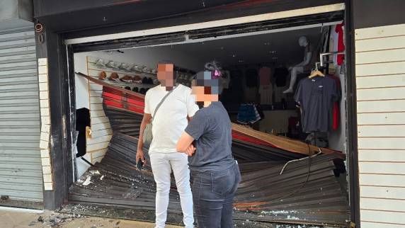 Colisão lateral faz motorista perder o controle do veículo e atingir loja no centro de Passo Fundo - foto 2
