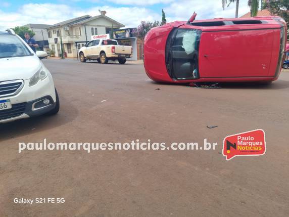 Carro tomba após colisão com veículo estacionado no bairro Glória, em Três de Maio - foto 3