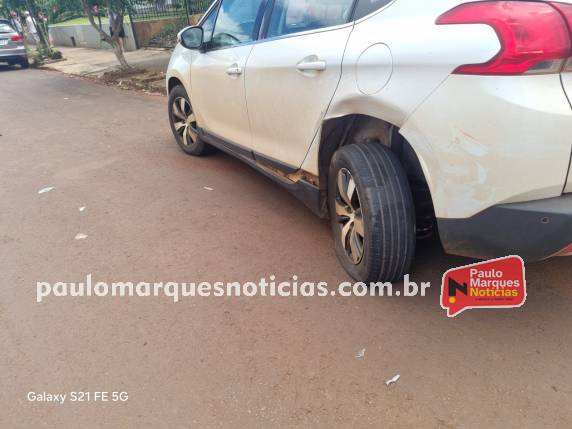 Carro tomba após colisão com veículo estacionado no bairro Glória, em Três de Maio - foto 2