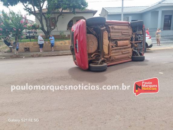 Carro tomba após colisão com veículo estacionado no bairro Glória, em Três de Maio - foto 4