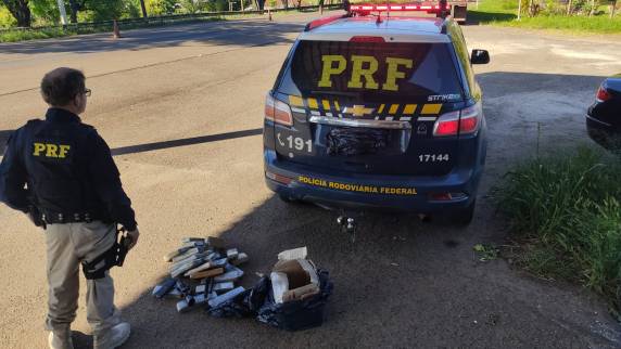 Apreensão ocorreu durante abordagem da PRF na BR-158; droga estava sendo transportada em veículo com placas de Santa Catarina e as suspeitas foram presas em flagrante.