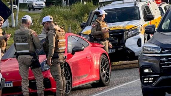 Carro foi encontrado em rodovia que da acesso à Jurerê Internacional. O motorista, um gaúcho de 39 anos, disse que o veículo seria vendido por R$ 350 mil
