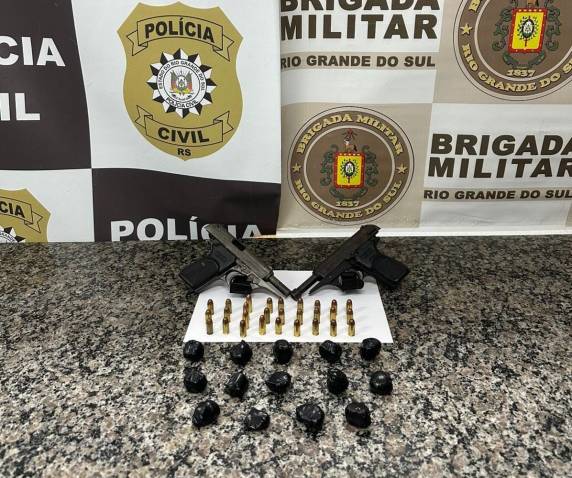 Ação conjunta da Polícia Civil e Brigada Militar apreende armas, drogas e prende dois suspeitos ligados a organização criminosa