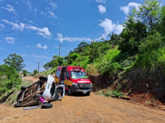 Duas ocupantes de um Ford Ka foram socorridas após o veículo sair da pista, capotar e descer um barranco na SC-154, sendo encaminhadas ao Pronto-Socorro de Itá com ferimentos e suspeita de fraturas.