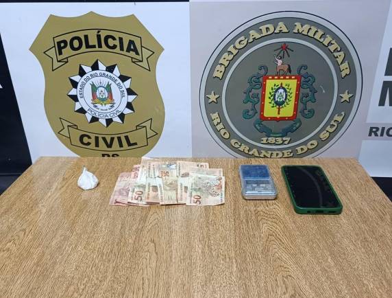 Ação conjunta no Centro do município resultou na apreensão de cocaína, balança de precisão, dinheiro, celular e veículo
