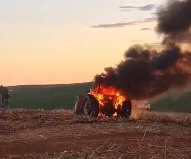Fogo atingiu máquina agrícola na tarde deste domingo; plataforma de plantio foi preservada
