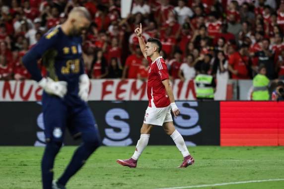 Gols colorados foram marcados por Marcos Rocha (contra), Borré duas vezes e Bernabei; Amuzu e Edenilson balançaram as redes para o Tricolor