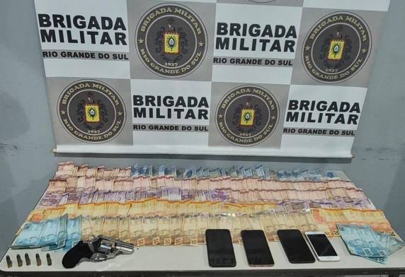 Suspeito foi abordado pela Brigada Militar no bairro Colonial com revólver, dinheiro e celulares