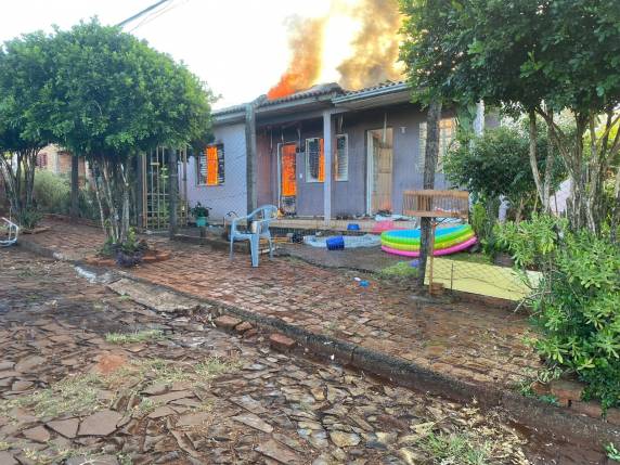 Fogo destruiu parte do imóvel no bairro Getúlio Vargas; não houve feridos