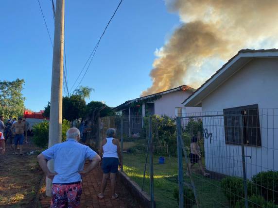 Incêndio de grandes proporções atinge residência em Santo Augusto - foto 2