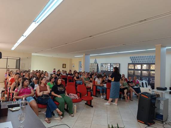 Capacitação promovida pela Secretaria Municipal de Educação, com formação da FAHOR, qualificou 92 profissionais da rede municipal