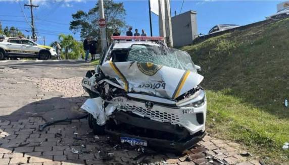 Colisão e troca de tiros aconteceram no início da tarde desta segunda-feira durante abordagem a caminhonete furtada