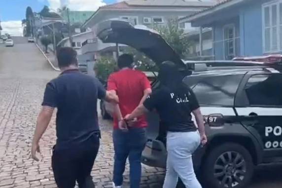 Vítima foi socorrida pela irmã e encaminhada ao hospital com queimaduras em 50% do corpo. Tentativa de feminicídio ocorreu na madrugada de domingo (25)