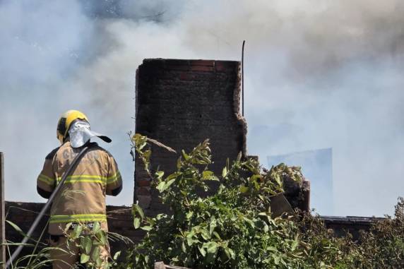 Fogo começou no telhado do imóvel, no bairro Bom Jesus; residência teve perda total