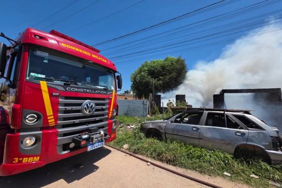 Fogo começou no telhado do imóvel, no bairro Bom Jesus; residência teve perda total