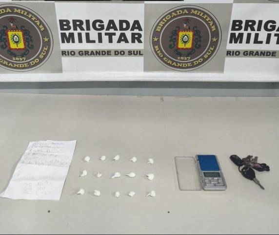 Suspeito realizava tele-entrega de entorpecentes e foi flagrado com cocaína, balança de precisão e anotações de vendas