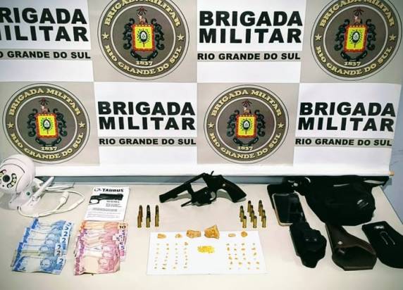 Ação da Brigada Militar no bairro Luiz Fogliato resultou na apreensão de crack, arma de fogo, munições e materiais ligados ao tráfico