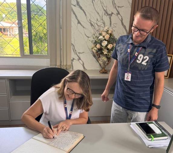 Ato de transmissão de cargo ocorreu nesta sexta-feira (30); prefeito Ademir José Schneider retorna às atividades no dia 17 de fevereiro