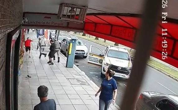 Homem de 32 anos foi detido em flagrante no bairro Bom Fim, em Porto Alegre, por perseguição, violência psicológica e resistência nesta sexta-feira (30)