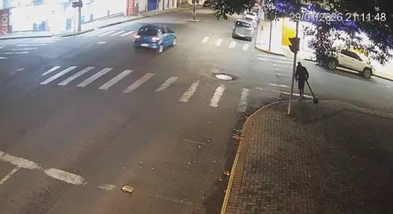 Câmeras de segurança registraram o suspeito transportando o objeto por ruas da cidade