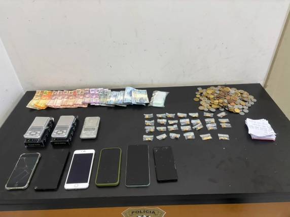 Antes de ser apreendido o rapaz pulou muros e entrou em residências próximas, sendo localizado posteriormente escondido nos fundos de uma das casas.