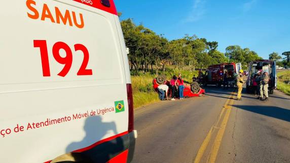 Capotamento registrado na ERS-324 em Passo Fundo deixa duas pessoas feridas - foto 3
