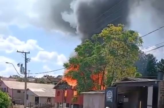 Ação rápida dos bombeiros evitou que as chamas se propagassem para casas vizinhas; não havia moradores no local no momento do sinistro.
