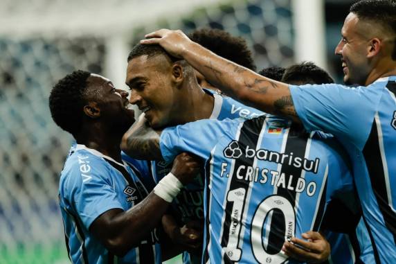 Carlos Vinícius marcou único gol da partida, disputada na tarde deste sábado