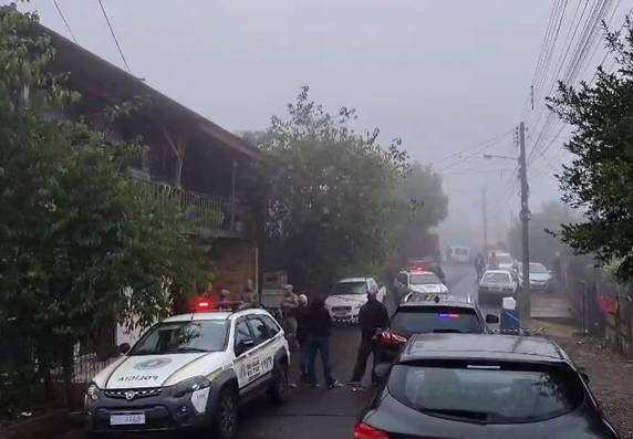Caso é investigado como feminicídio. Principal suspeito é um homem que morava com a vítima