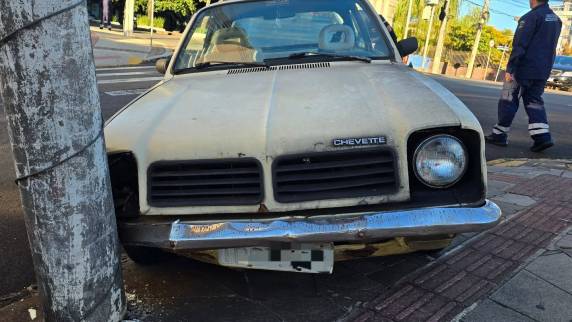 Chevette bate em poste e motorista desaparece no Centro de Passo Fundo - foto 2
