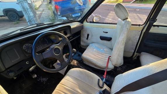 Chevette bate em poste e motorista desaparece no Centro de Passo Fundo - foto 3