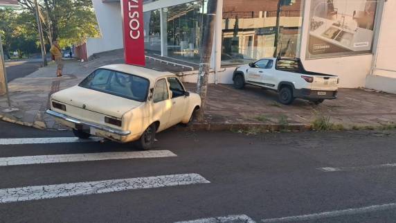 Chevette bate em poste e motorista desaparece no Centro de Passo Fundo - foto 5