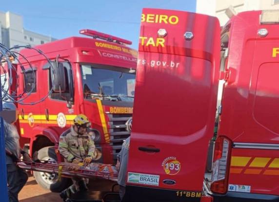 Deslizamento de terra ocorreu durante escavação e mobilizou equipes do Corpo de Bombeiros no fim da tarde desta segunda-feira
