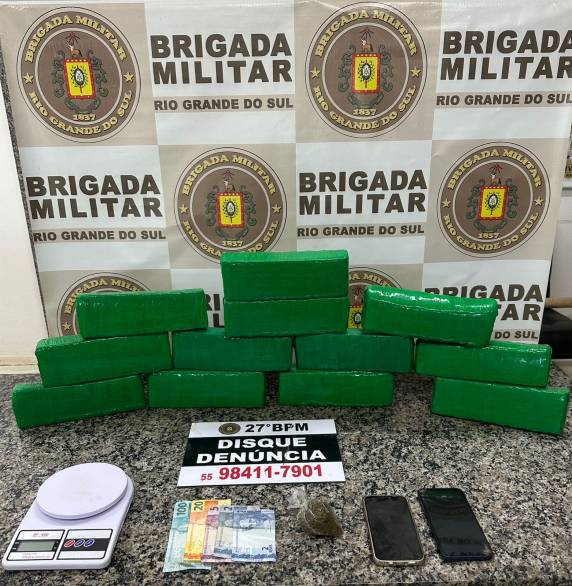 Ação resultou na apreensão de mais de 8 quilos de maconha, dinheiro e equipamentos usados no tráfico