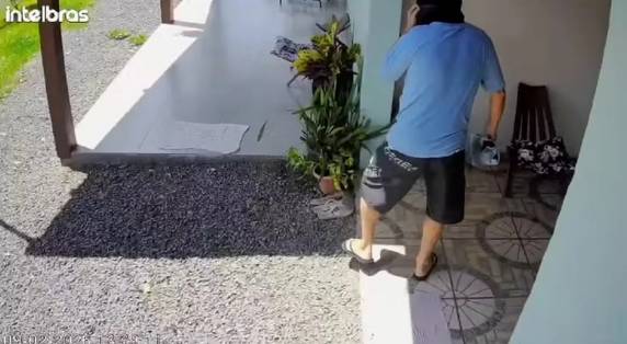 Caso aconteceu em Três Coroas. Momento foi registrado por uma câmera de monitoramento na parte de fora da residência