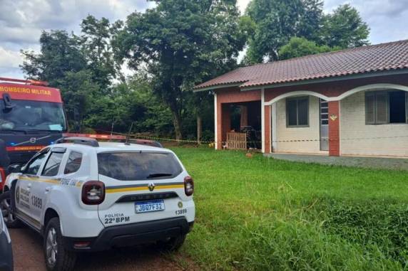 No interior da residência também foi localizada uma criança que, segundo a Polícia Civil, foi entregue aos cuidados de um familiar