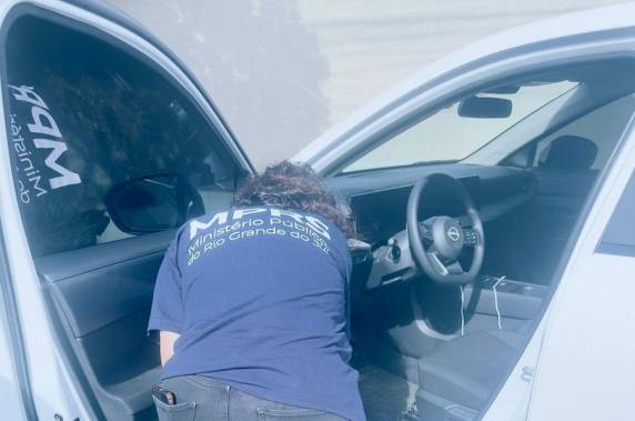 Investigação do GAECO aponta falsificação de documentos, uso de empresa de fachada e descumprimento de ordem judicial; um empresário foi preso e 11 prefeituras estão envolvidas na operação (sem serem investigadas).