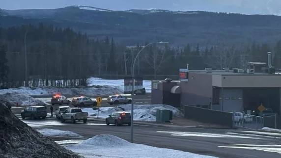 O ataque ocorreu em colégio de Tumbler Ridge; a atiradora também morreu