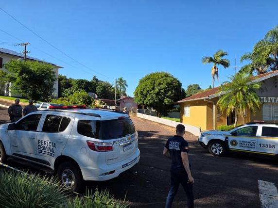 Policiais relataram que ao chegarem ao local por volta das 6h depararam com o corpo de Elton Luiz Leuze. Vizinhos afirmam ter ouvido um disparo de arma de fogo por volta das 5h