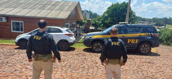 Veículo havia sido roubado no Paraná em 2020 e circulava com placas falsas; abordagem ocorreu em Seberi