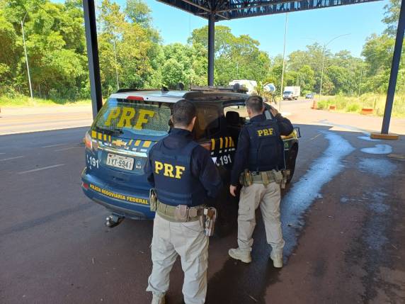 Abordagem ocorreu na manhã desta quarta (11) em um caminhão emplacado em Boa Vista do Buricá/RS; homem tinha mandado de prisão por violar medidas previstas na Lei Maria da Penha e foi encaminhado à polícia judiciária em Ijuí.