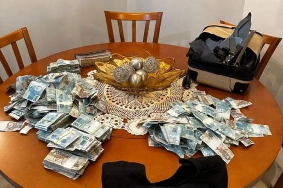 Agentes cumpriam mandados na cidade e na vizinha Itapema, em SC, em investigação sobre uso indevido de recursos da RioPrevidência em investimentos na instituição financeira
