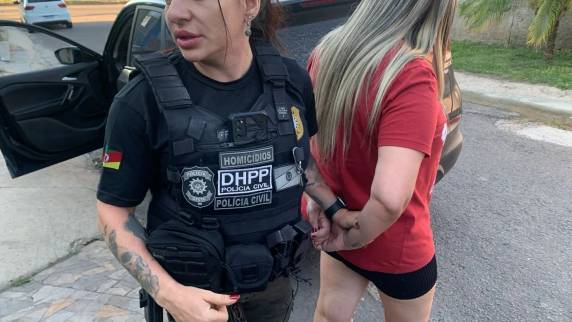 Entre os alvos está um homem de 38 anos apontado como uma das lideranças do grupo criminoso. Também são cumpridos 18 mandados de busca e apreensão em endereços ligados aos suspeitos de participarem da quadrilha